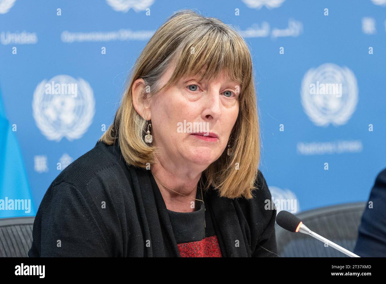 New York, New York, USA. Oktober 2023. Pressekonferenz von Fionnuala D. Ni Aolain, Sonderberichterstatter für die Förderung und den Schutz der Menschenrechte und Grundfreiheiten bei der Terrorismusbekämpfung am Hauptsitz der Vereinten Nationen. Der Bericht betonte die Bedeutung der Wahrung der Menschenrechte für alle, einschließlich der Inhaftierten, und stützte sich hauptsächlich auf Besuche in Gefängnissen im Nordosten Syriens. (Kreditbild: © Lev Radin/Pacific Press via ZUMA Press Wire) NUR REDAKTIONELLE VERWENDUNG! Nicht für kommerzielle ZWECKE! Stockfoto