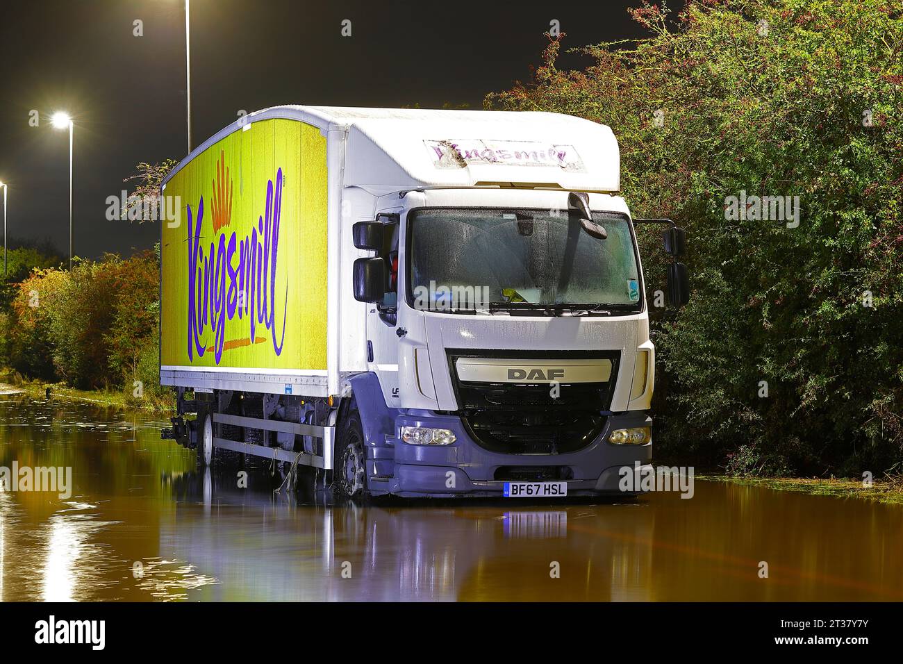 Ein Kingsmill-Lkw, der bei Überschwemmungen an der Barnsdale Road in der Nähe von Castleford in West Yorkshire stecken geblieben ist, wurde von Storm Babet gebracht Stockfoto