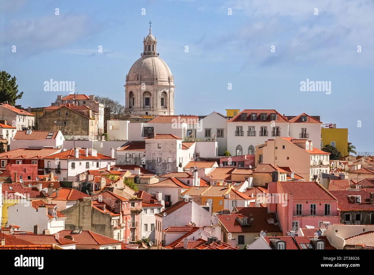 Blick auf die Skyline des Viertels Alfama und die Kuppel der Kirche Santa Engrácia, heute das nationale Pantheon in Lissabon, Portugal. Stockfoto