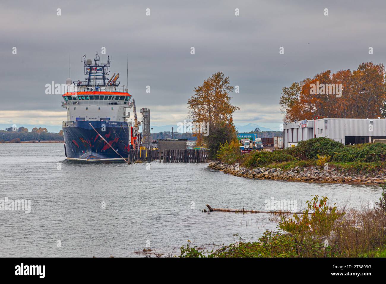 KJ Gardner legte am Fraser River in Richmond, British Columbia, Kanada an Stockfoto