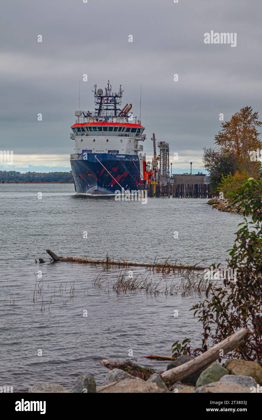 KJ Gardner legte am Fraser River in Richmond, British Columbia, Kanada an Stockfoto