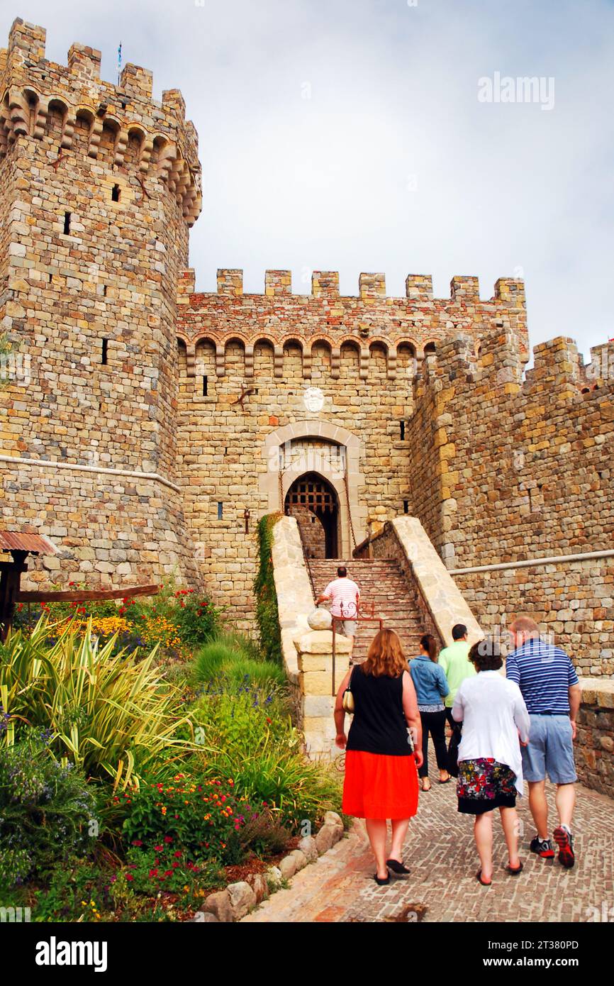 Eine Gruppe steigt die Steintreppe einer mittelalterlichen Burg auf, die heute als Weingut in einem Weinberg im Napa Valley dient Stockfoto