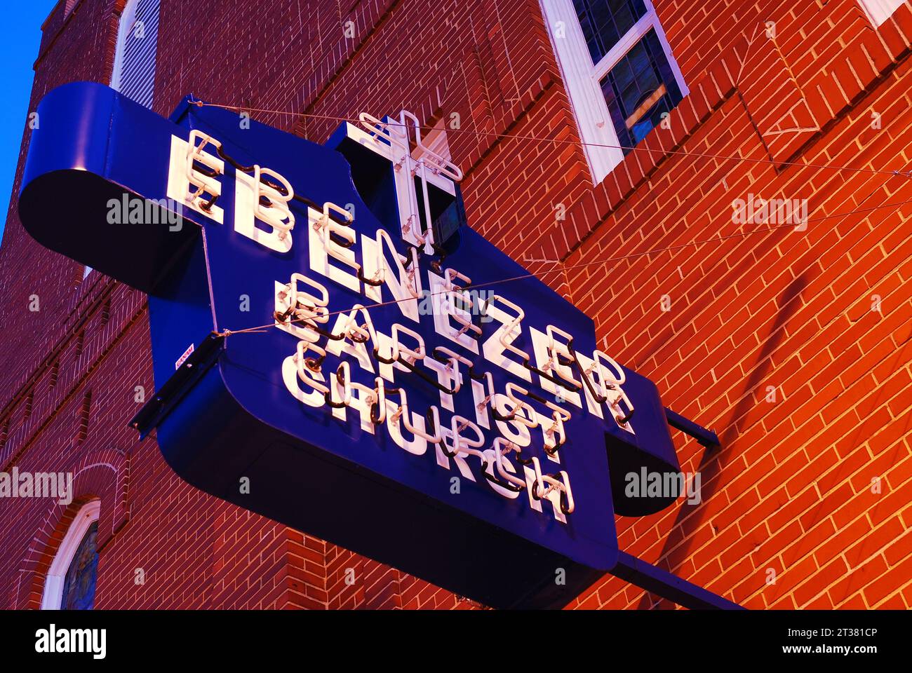 Ein Schild hängt an der Fassade der Ebenezer Baptist Church, wo Martin Luther King jr. In Sweet Auburn, Atlanta, Georgia, zu predigen begann Stockfoto