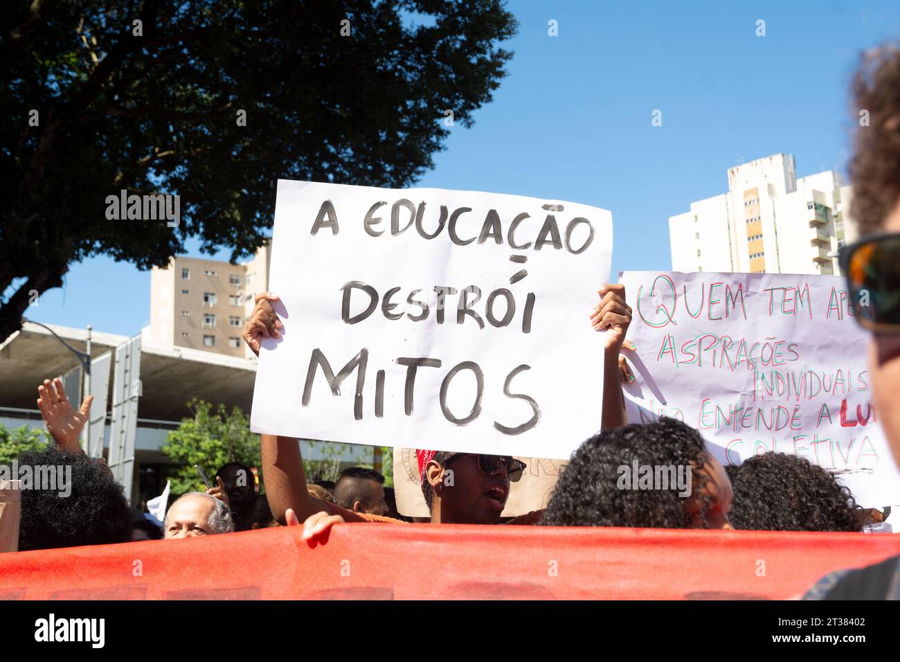 Salvador, Bahia, Brasilien - 30. Mai 2019: Brasilianer protestieren gegen Kürzungen der Bildung durch Präsident Jair Bolsonaro in Salvador, Bahia. Stockfoto