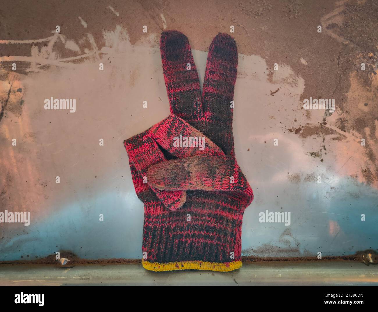 Blick von oben auf Stoffhandschuhe mit Friedensschild auf dem Tisch. Hochwertige Fotos Stockfoto