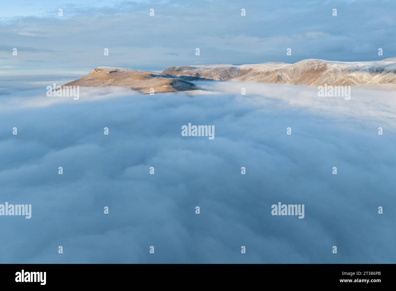 Luftbild über Talnebel in der Hocharktis Stockfoto