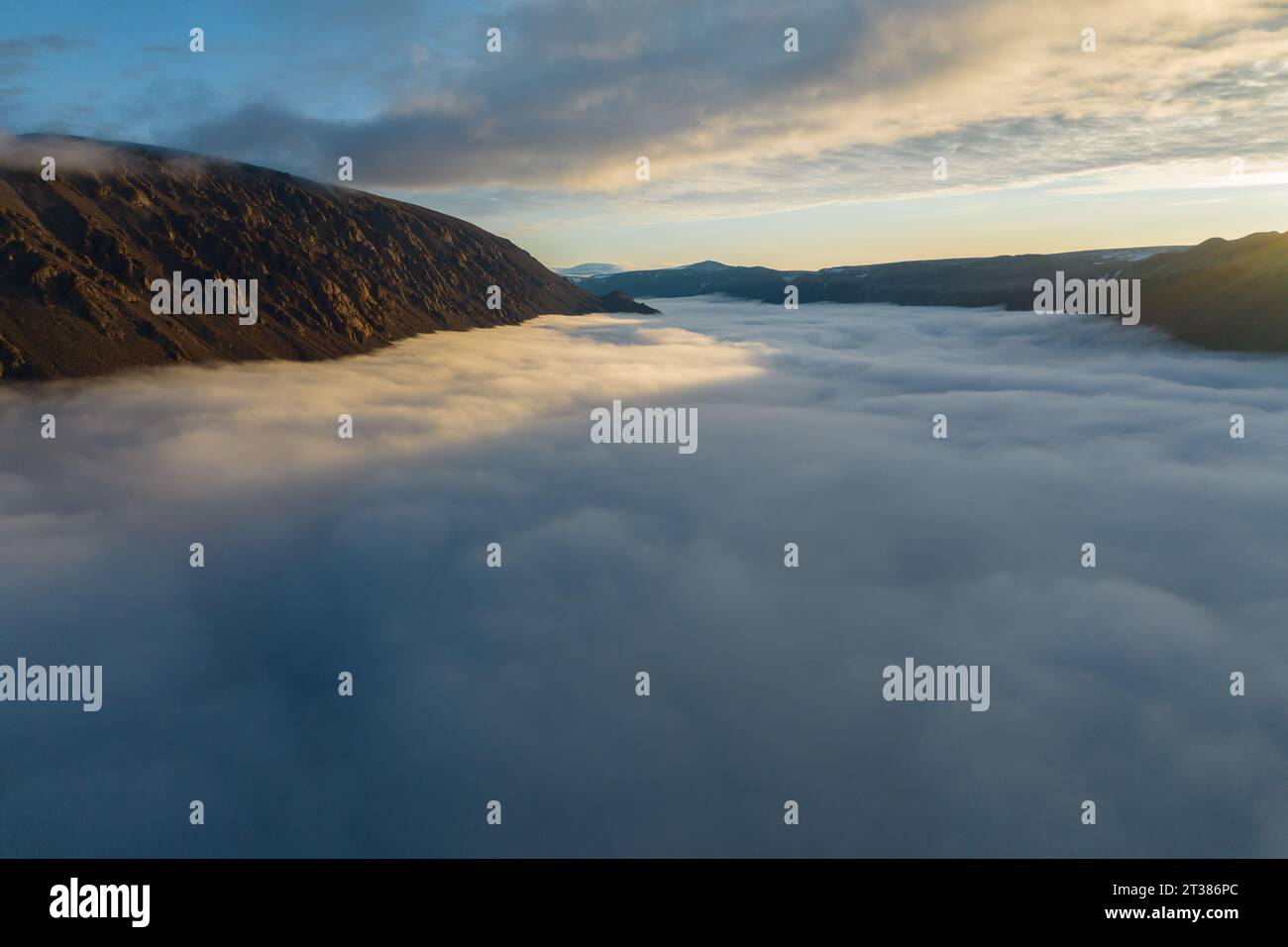 Luftbild über Talnebel in der Hocharktis Stockfoto