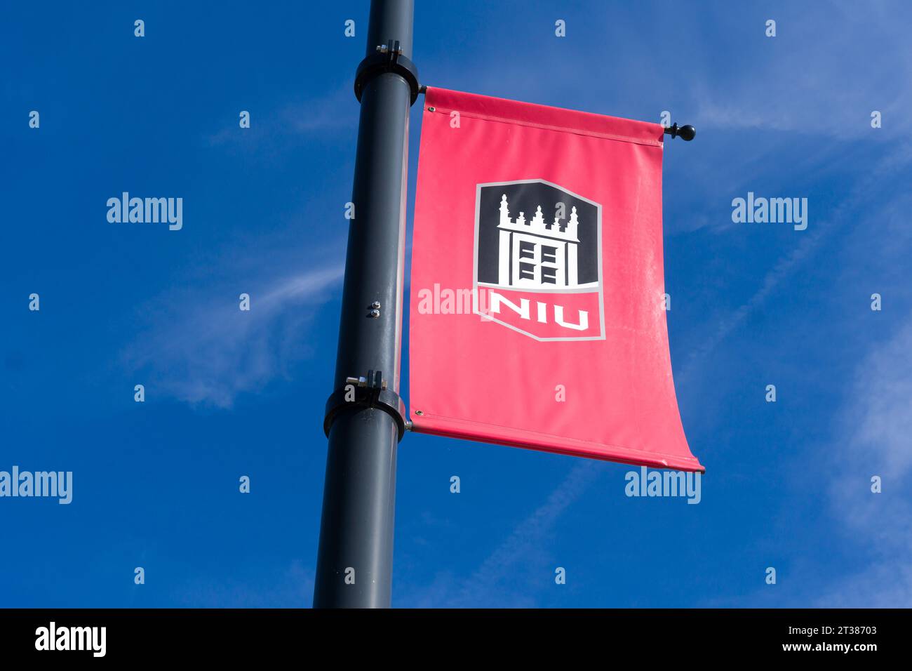 DEKALB, IL, USA - 17. OKTOBER 2023: College-Flagge auf dem Campus der Northern Illinois University. Stockfoto