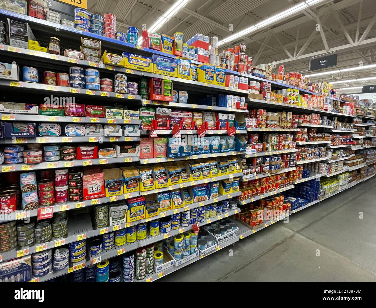 Grovetown, GA USA - 08 06 23: Walmart Lebensmittelgeschäft Thunfischbereich und Preise Stockfoto