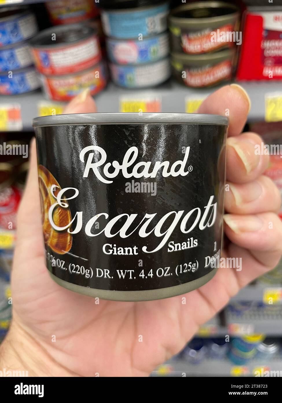 Grovetown, GA USA - 08 06 23: Walmart Lebensmittelgeschäft Roland Escargots Stockfoto
