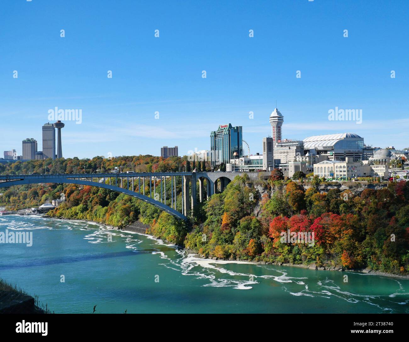Blick auf die kanadischen Niagarafälle über die Niagara River Gorge von der amerikanischen Seite Stockfoto