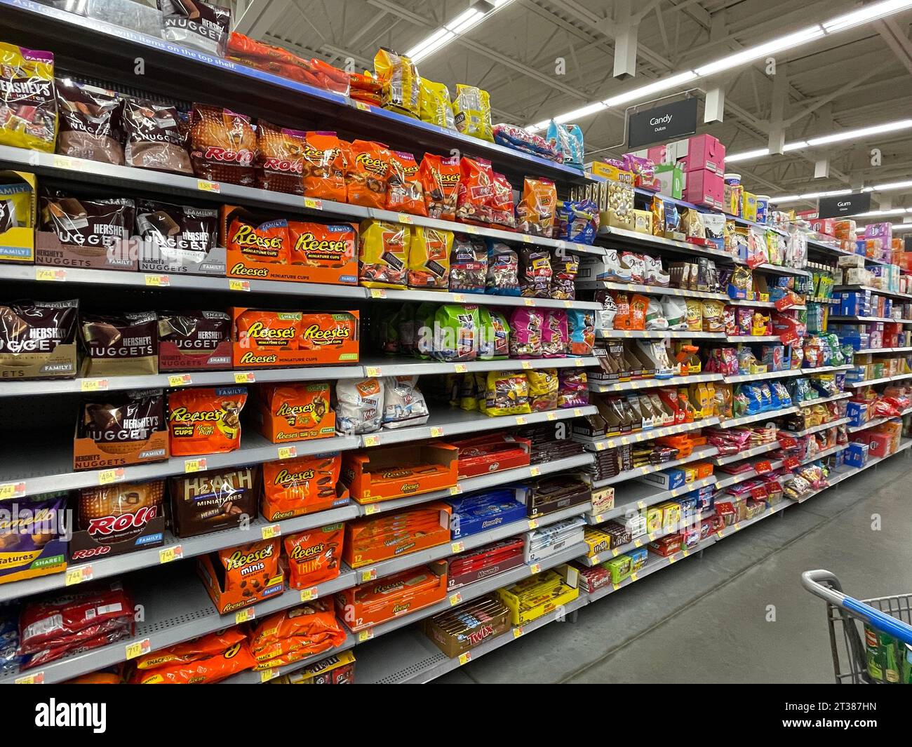 Grovetown, GA USA - 08 06 23: Walmart Lebensmittelgeschäft Candy Aisle Stockfoto