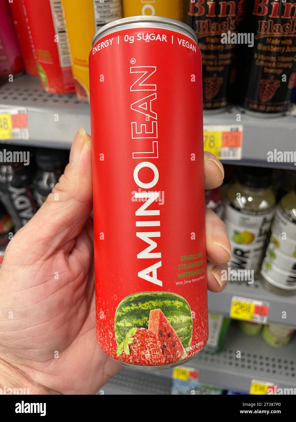 Grovetown, GA USA - 08 06 23: Walmart Lebensmittelgeschäft Amino Energy Drink Stockfoto