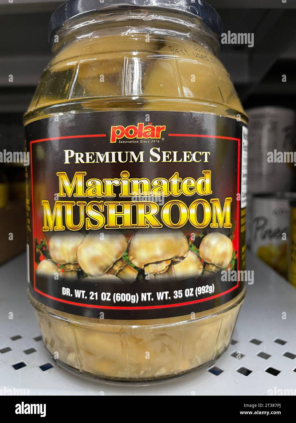 Grovetown, GA USA - 08 06 23: Walmart Lebensmittelgeschäft Polar marinierte Pilze Stockfoto