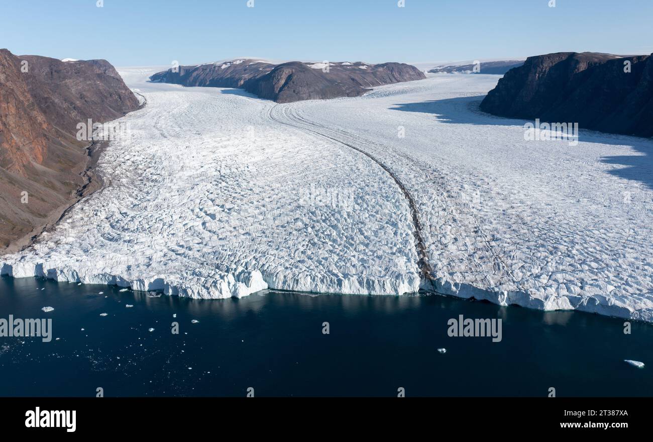 Tidewater Glacier mit medialer Moräne Stockfoto