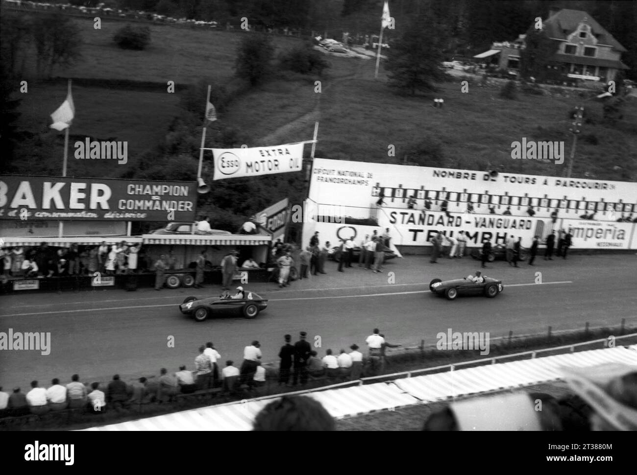 Der italienische Formel-1-Pilot Giuseppe „Nino“ Farina (Ferrari 553) führte den Argentinier Juan Manuel Fangio (Maserati 250 F) am Ende der zweiten Runde des Großen Preises von Belgien 1954 auf der Strecke Spa-Francorchamps an. Das 36-Runden-Rennen gewann Fangio, gefolgt von Maurice Trintignant und Stirling Moss. Die Strecke betrug 14,120 km, das Rennen 508,320 km Fangio gewann die Weltmeisterschaft 1954. Stockfoto