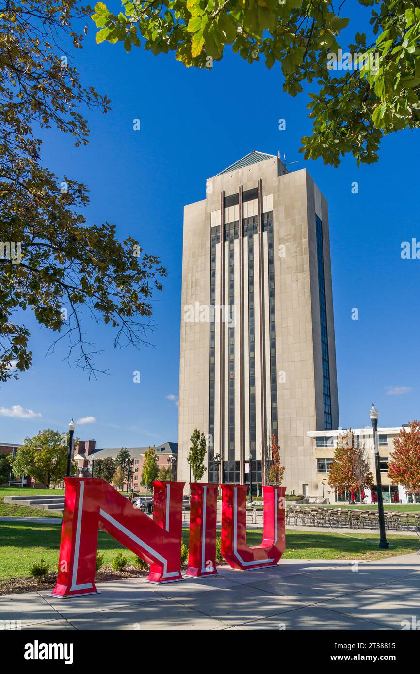 DEKALB, IL, USA – 17. OKTOBER 2023: College Letters auf dem Campus der Northern Illinois University. Stockfoto