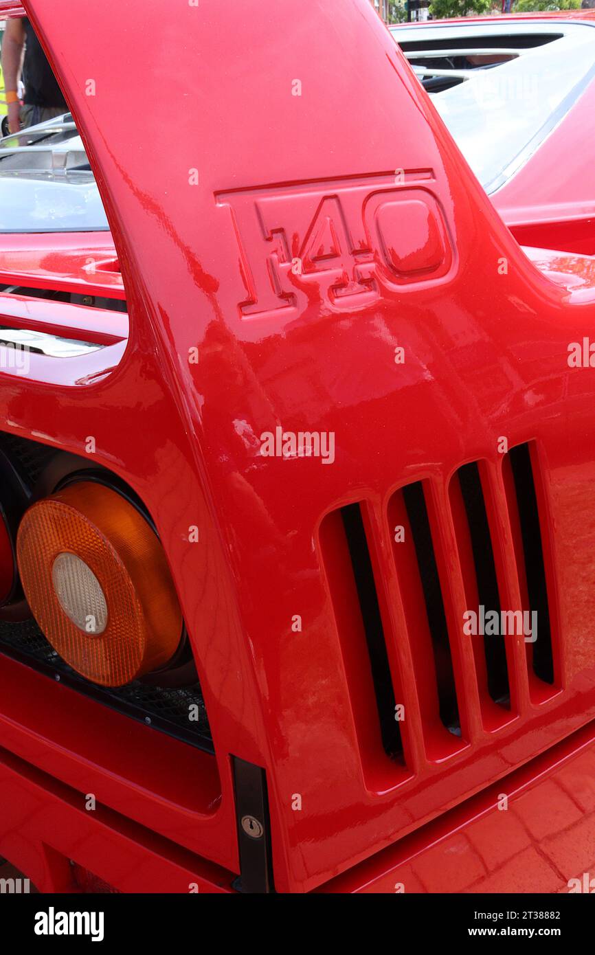 Die unverwechselbare aerodynamische Heckflügelstrebe, das eingebuchte Emblem, die Lamellen und die Heckleuchten eines Ferrari F40 Supersportwagens, die auf einer italienischen Automobilausstellung ausgestellt wurden. Stockfoto