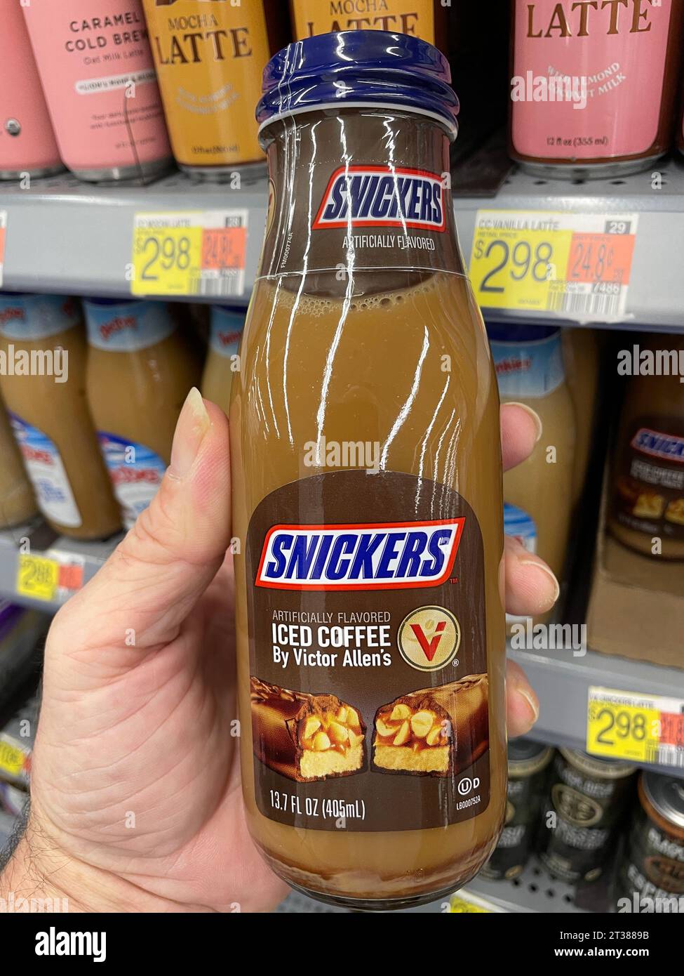 Grovetown, GA USA - 08 06 23: Walmart Lebensmittelgeschäft Snickers Kaltgebrühkaffee in einer Flasche Stockfoto