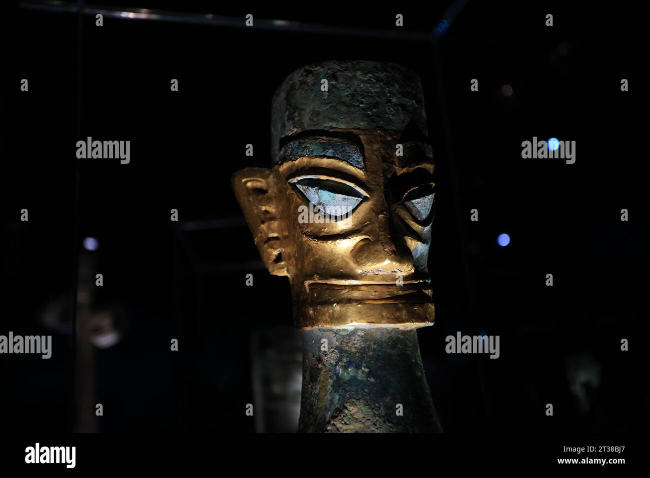 Hongkong 23. Oktober 2023: Maske und Skulptur in der Sanxingdui-Kultur. Es ist eine archäologische Stätte und eine bedeutende Kultur der Bronzezeit im modernen Gua Stockfoto