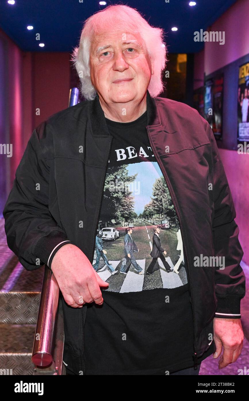 Berlin, Deutschland. Oktober 2023. Der Autor Wolfgang Martin präsentiert sein Buch „Schluss mit dem Yeah Yeah? Die Beatles und die DDR im Kesselhaus in der Kulturbrauerei. Das Buch konzentriert sich auf den Einfluss der Beatles auf die ostdeutsche Musiklandschaft. Quelle: Jens Kalaene/dpa/Alamy Live News Stockfoto