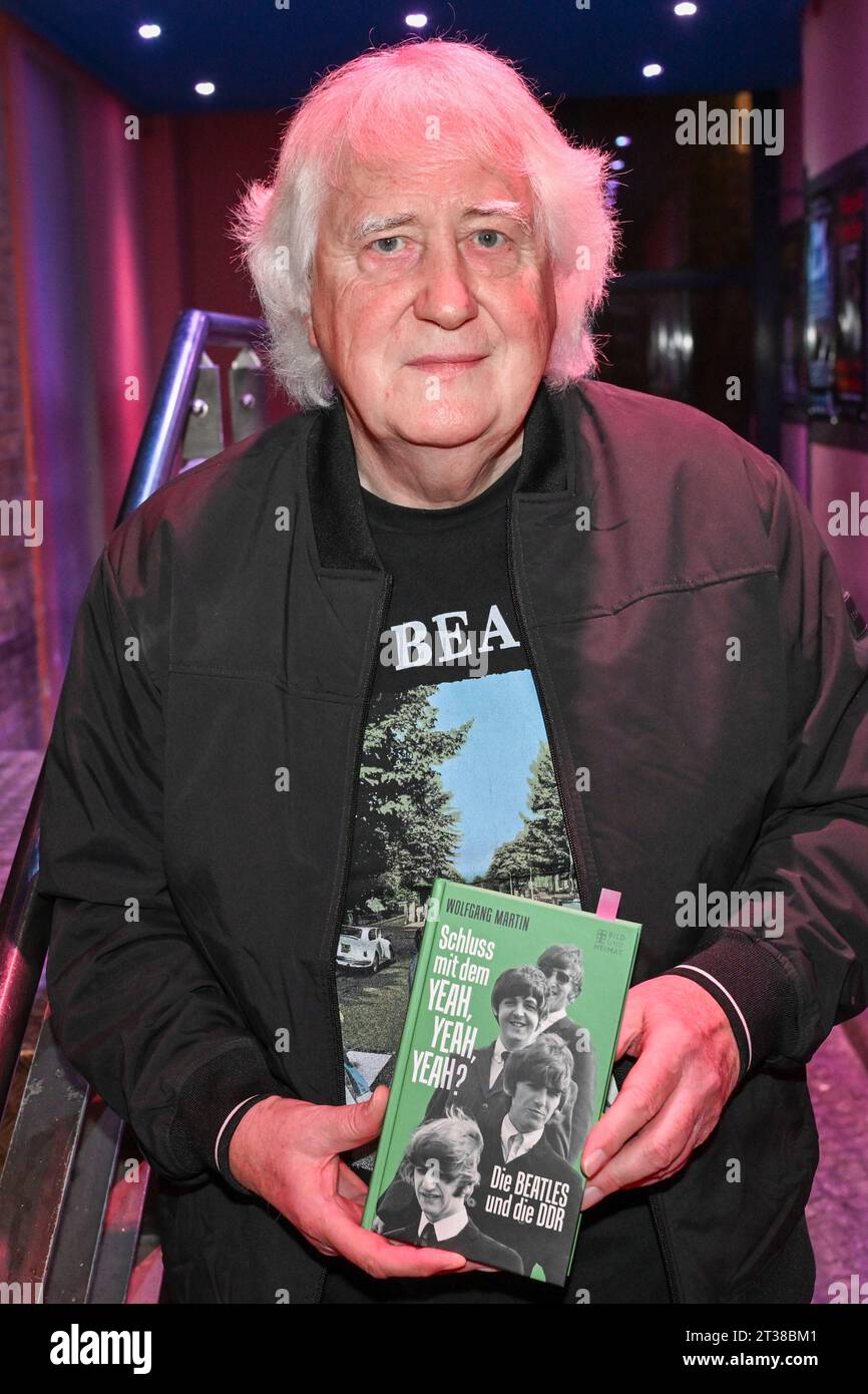 Berlin, Deutschland. Oktober 2023. Der Autor Wolfgang Martin präsentiert sein Buch „Schluss mit dem Yeah Yeah? Die Beatles und die DDR im Kesselhaus in der Kulturbrauerei. Das Buch konzentriert sich auf den Einfluss der Beatles auf die ostdeutsche Musiklandschaft. Quelle: Jens Kalaene/dpa/Alamy Live News Stockfoto