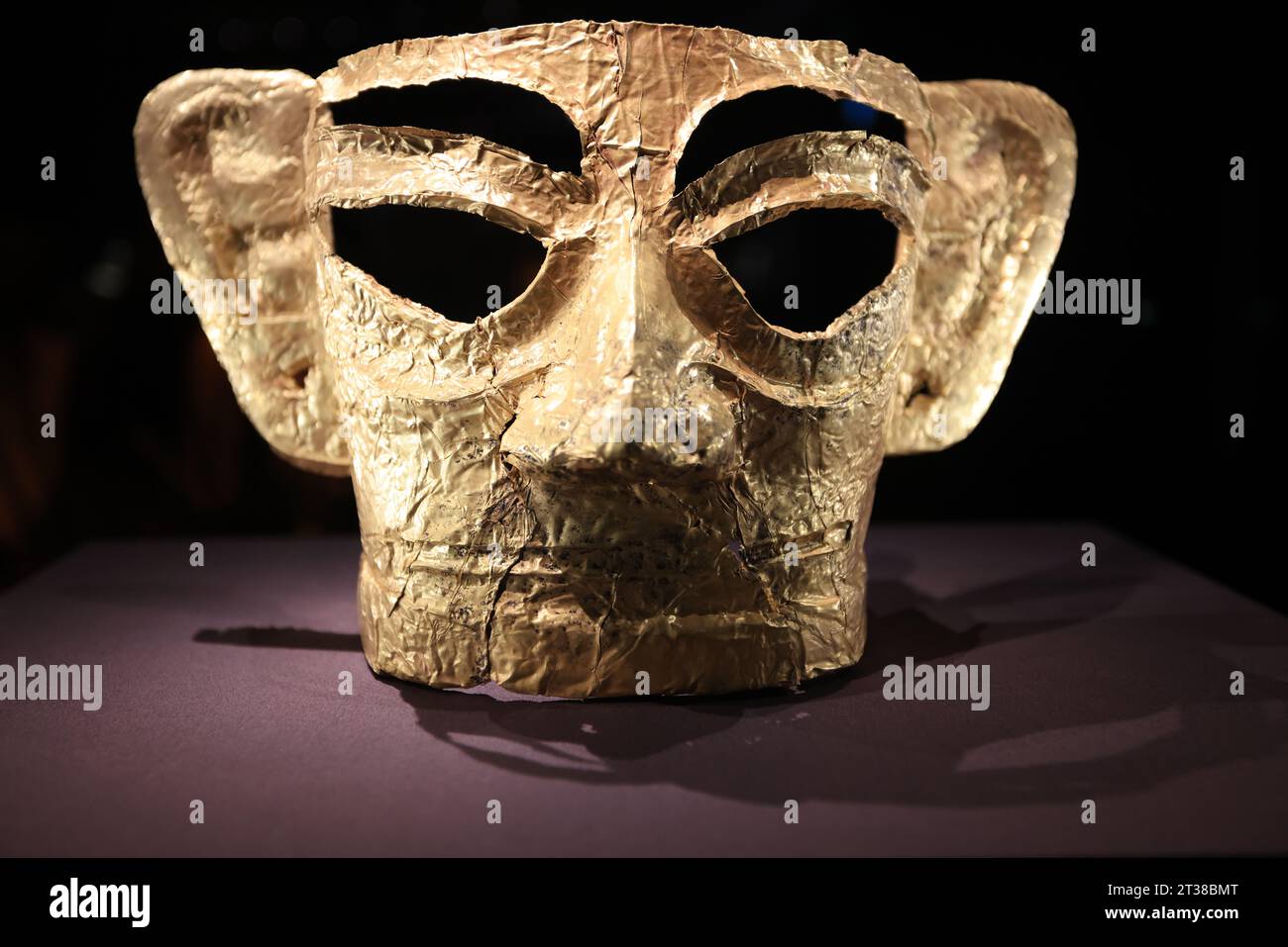 Hongkong 23. Oktober 2023: Maske und Skulptur in der Sanxingdui-Kultur. Es ist eine archäologische Stätte und eine bedeutende Kultur der Bronzezeit im modernen Gua Stockfoto