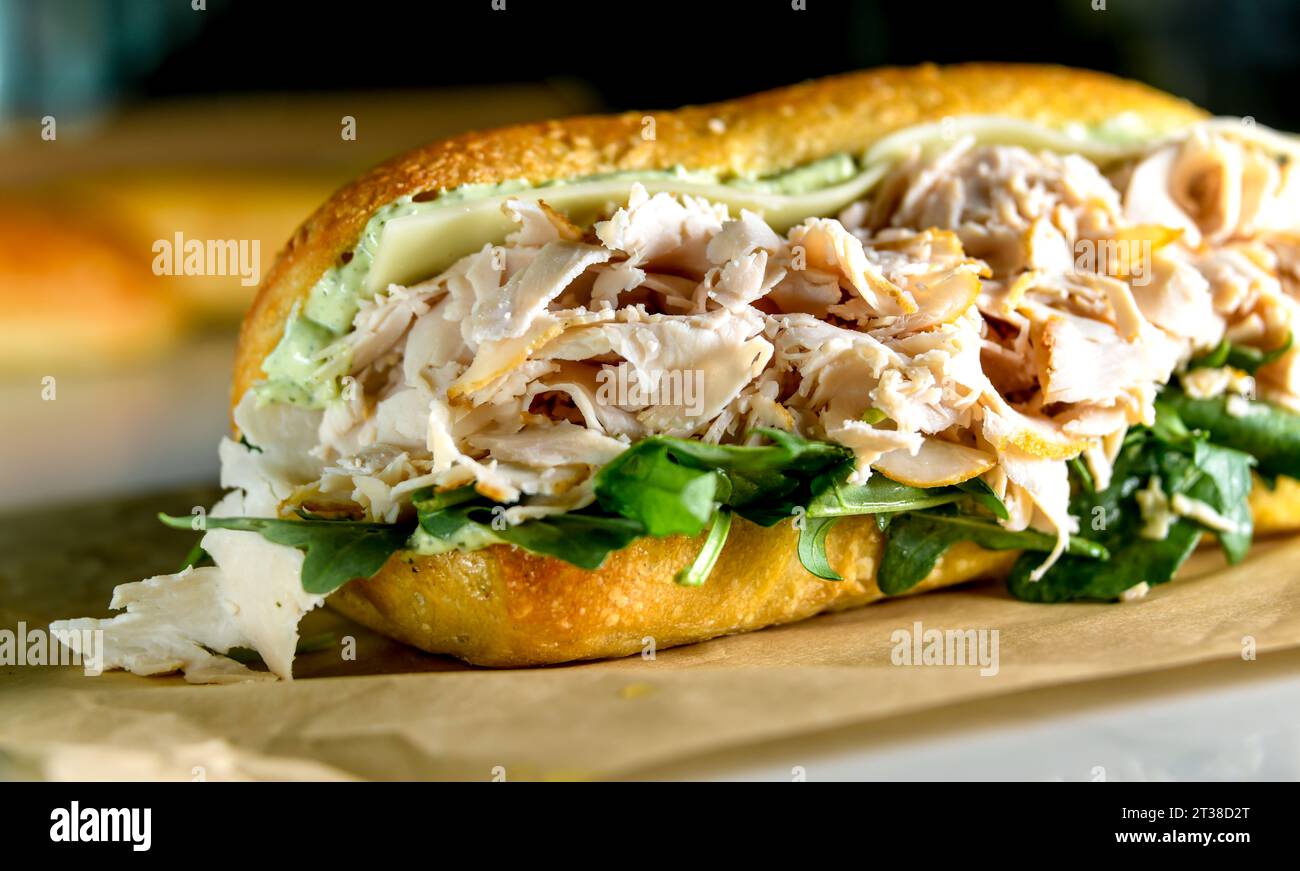 Chicken caesar Salat Sandwich, geöffnet, Nahaufnahme Stockfoto