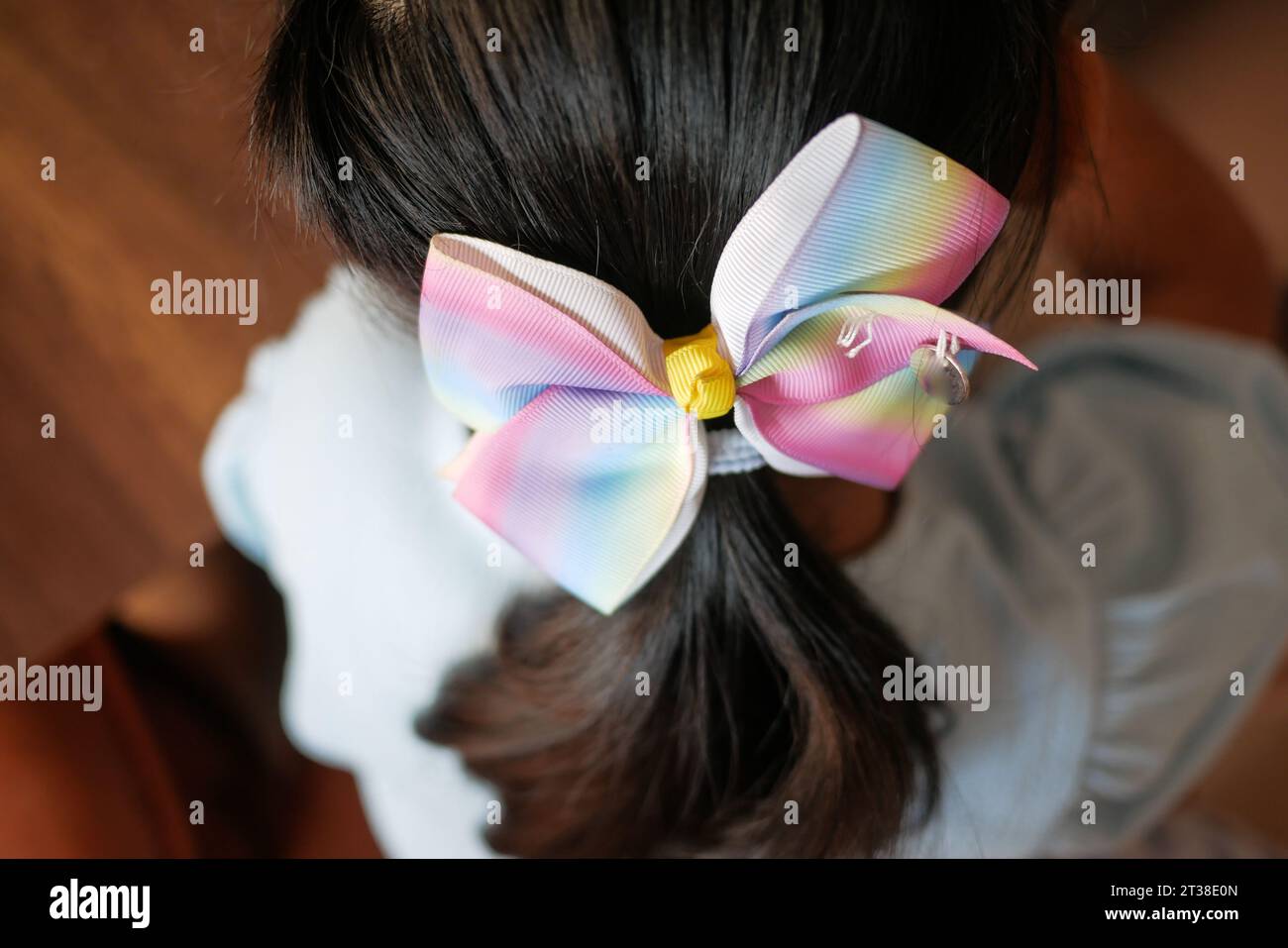 Ein schönes Band ist an ein Kinderhaar gebunden Stockfoto