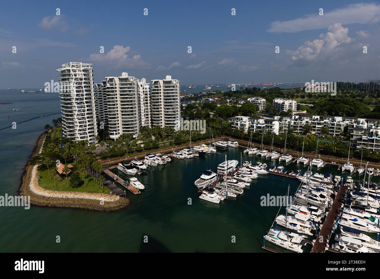 SINGAPUR - 8. OKTOBER 2023 : eine Reihe verschiedener Luxusyachten auf der Singapore Yacht Show 2013 im One Degree 15 Marina Club, Sentosa Cove Stockfoto