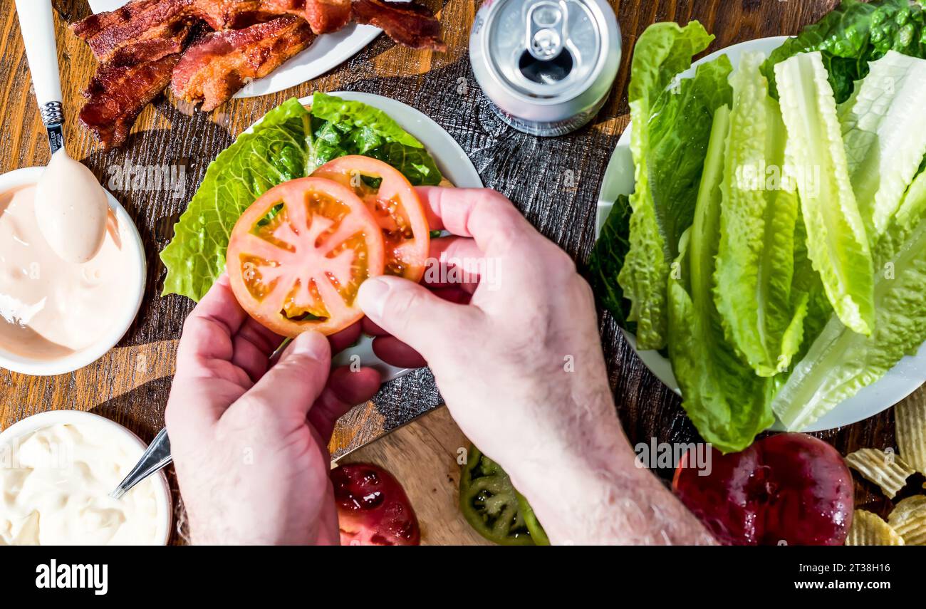 Sommerzeit BLT Vorbereitung auf Holztisch mit allen Belägen, Stockfoto
