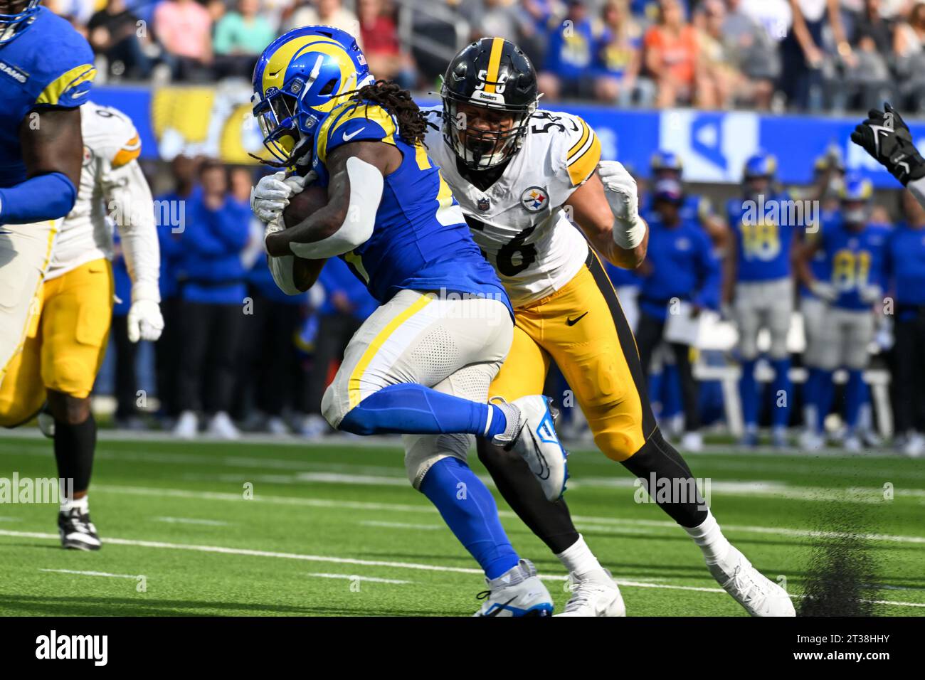 Pittsburgh Steelers Linebacker Alex Highsmith (56) macht ein Tackle während eines NFL-Fußballspiels gegen die Los Angeles Rams am Sonntag, den 22. Oktober 2023, in Stockfoto
