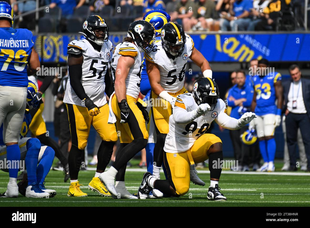 Pittsburgh Steelers Defensive Tackle Larry Ogunjobi (99) feiert, nachdem er den Los Angeles Rams Quarterback Matthew Stafford (nicht im Bild) während des Spiels geplündert hat Stockfoto