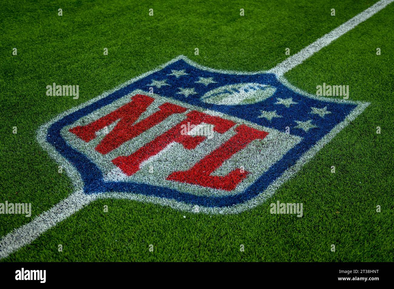 Das NFL Shield-Logo wird auf dem Feld des SoFi Stadions nach einem NFL-Fußballspiel zwischen den Los Angeles Rams und den Pittsburgh Steelers, Sun, angezeigt Stockfoto