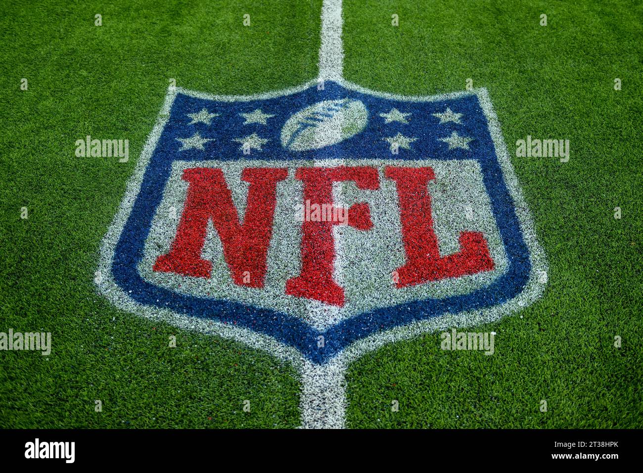 Das NFL Shield-Logo wird auf dem Feld des SoFi Stadions nach einem NFL-Fußballspiel zwischen den Los Angeles Rams und den Pittsburgh Steelers, Sun, angezeigt Stockfoto