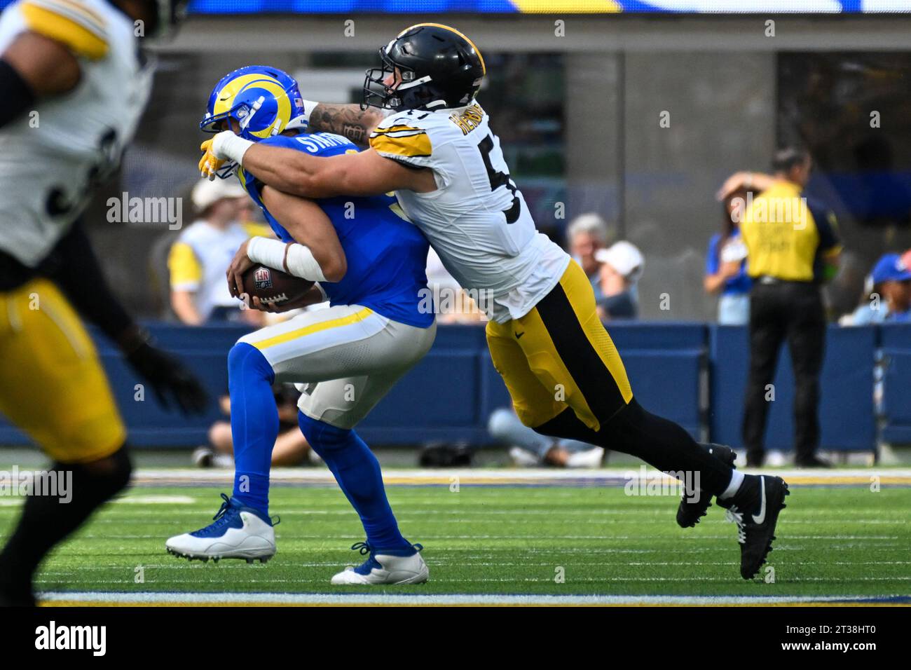 Pittsburgh Steelers Linebacker Nick Herbig (51) entführt Los Angeles Rams Quarterback Matthew Stafford (9) während eines NFL-Fußballspiels am Sonntag, den 22. Oktober, Stockfoto