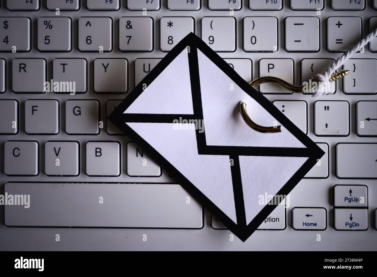 Nahaufnahme der E-Mail mit Haken oben auf der Tastatur. Phishing-E-Mails, Malware und Cybersicherheit Stockfoto