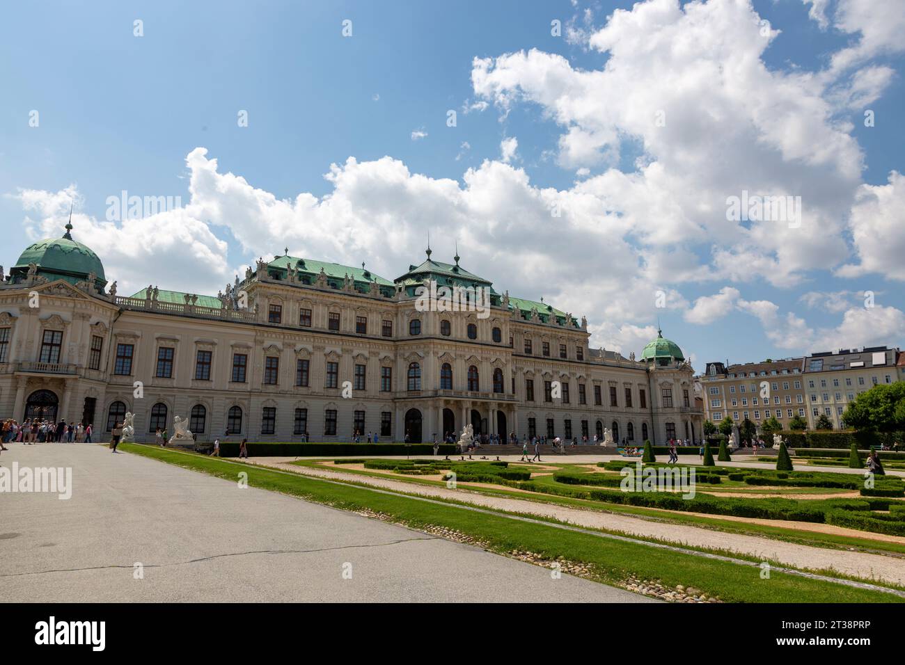 Wien, Österreich - 15. Juni 2023: Das obere Belvedere ist ein historischer Gebäudekomplex in Wien. Stockfoto