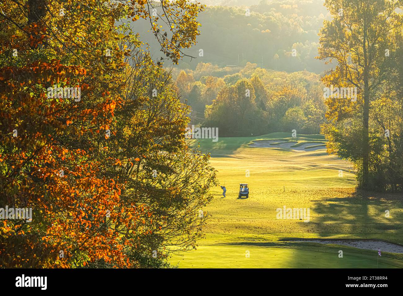 Golfer genießen den Sonnenuntergang auf den Links an einem wunderschönen Herbsttag auf dem Brasstown Valley Resort Golf Course in Young Harris, Georgia. (USA) Stockfoto