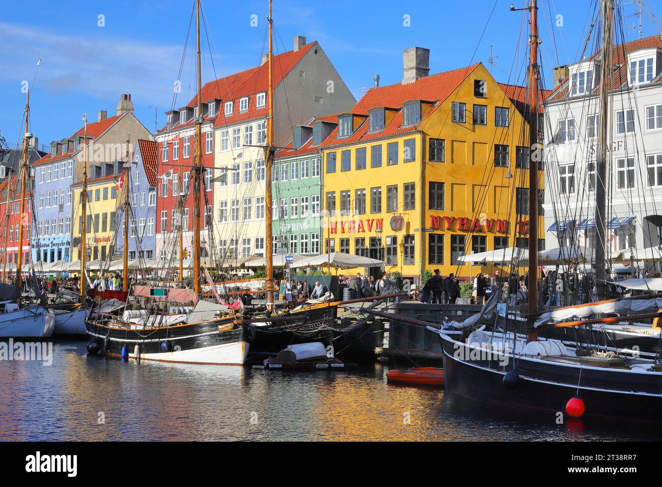 Kopenhagen, Dänemark - 22. Oktober 2023: Blick auf die Uferpromenade des Stadtteils Nyhavn mit alten Gebäuden und Booten. Stockfoto