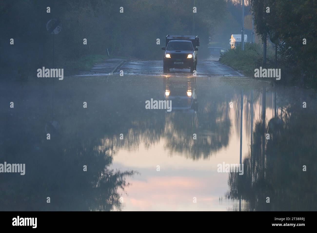 Ein Autofahrer erwägt, durch Hochwasser auf der Barnsdale Road in West Yorkshire zu fahren, nachdem Storm Babet in vielen Teilen Großbritanniens starken Regen gebracht hatte Stockfoto