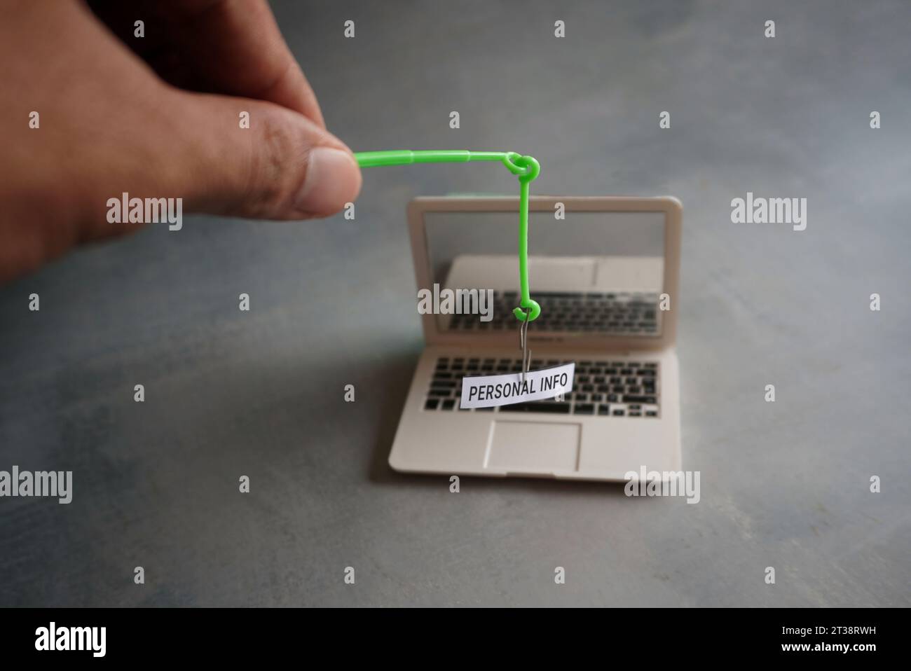Nahaufnahme des Laptops und Fischhaken mit PERSÖNLICHEN TEXTINFORMATIONEN. Phishing-Angriffskonzept Stockfoto