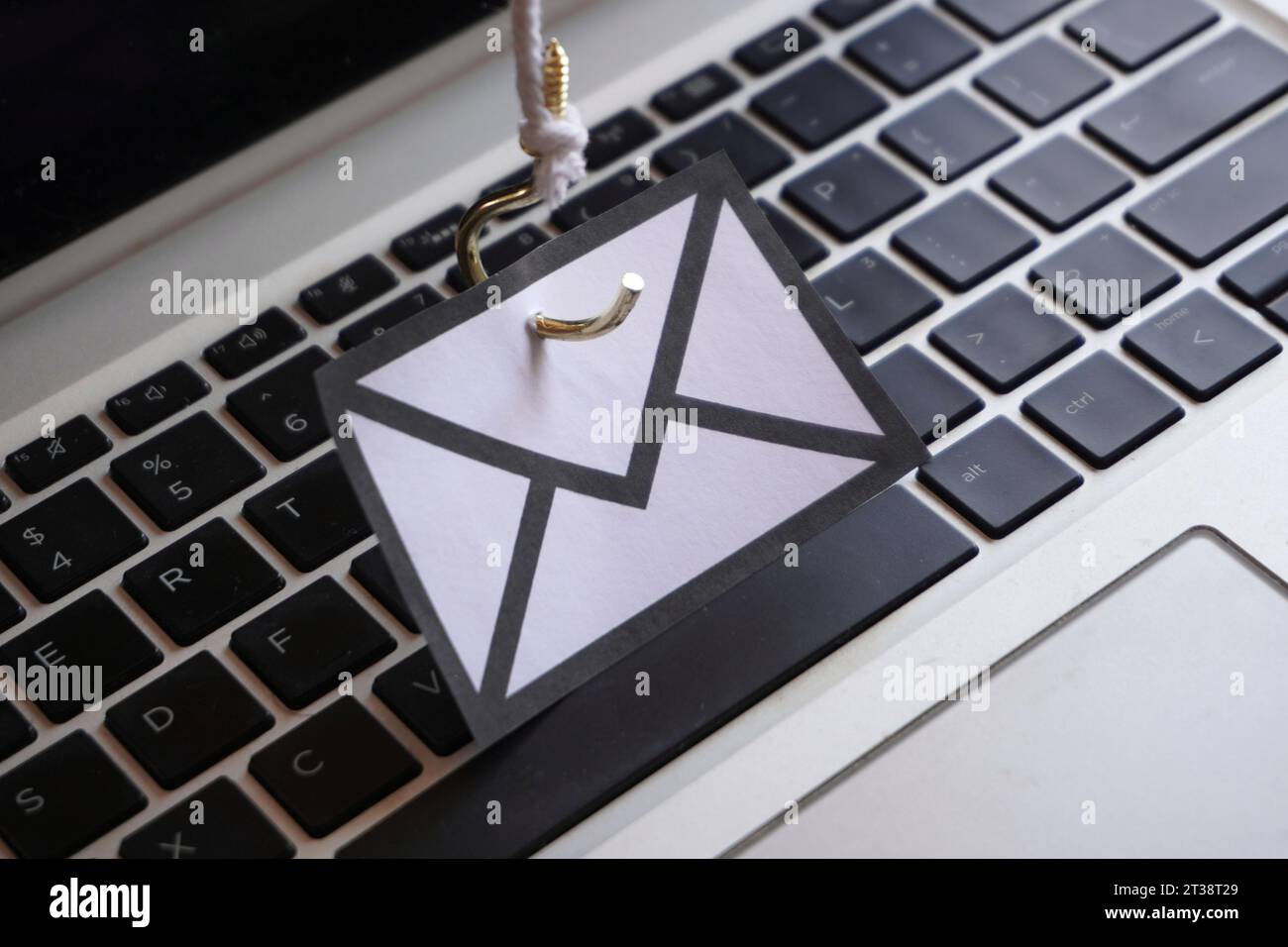 Nahaufnahme der E-Mail mit Haken oben auf der Tastatur. Phishing-E-Mails, Malware und Cybersicherheit Stockfoto