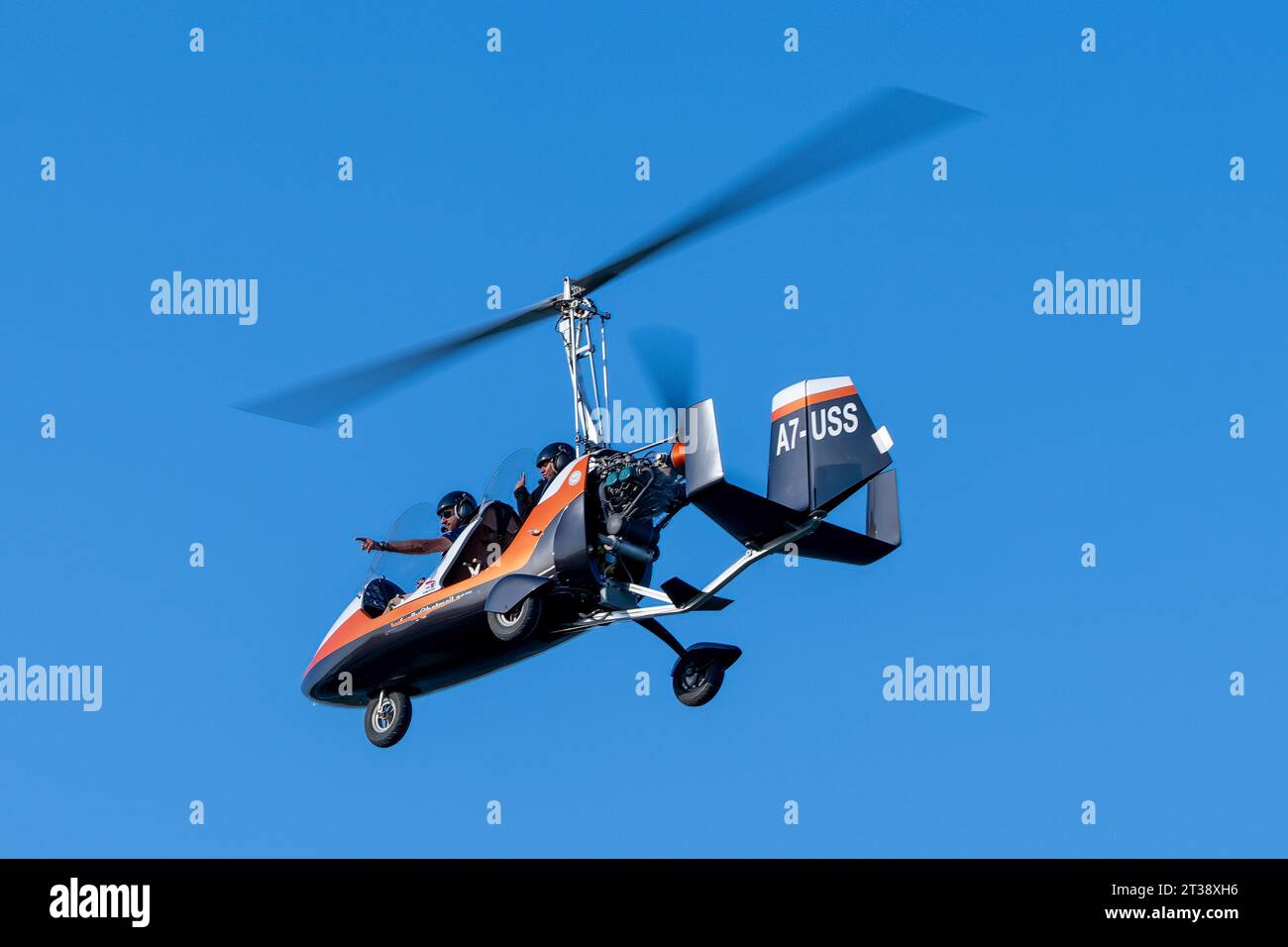 Gyroflugzeugflug auf der lila Luftinsel al Khor katar Stockfoto