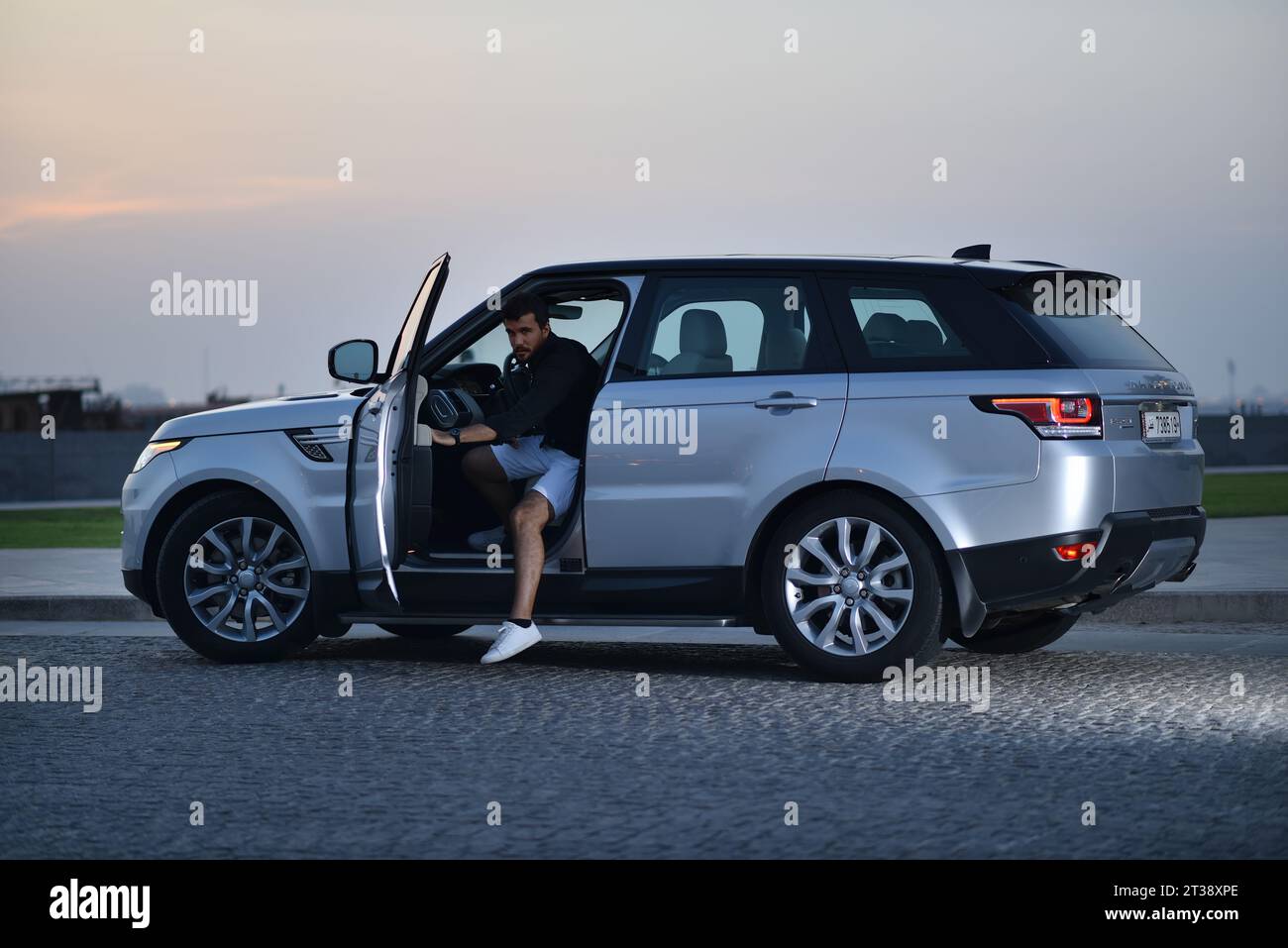 Range Rover Sport HSE in der Doha Street Stockfoto