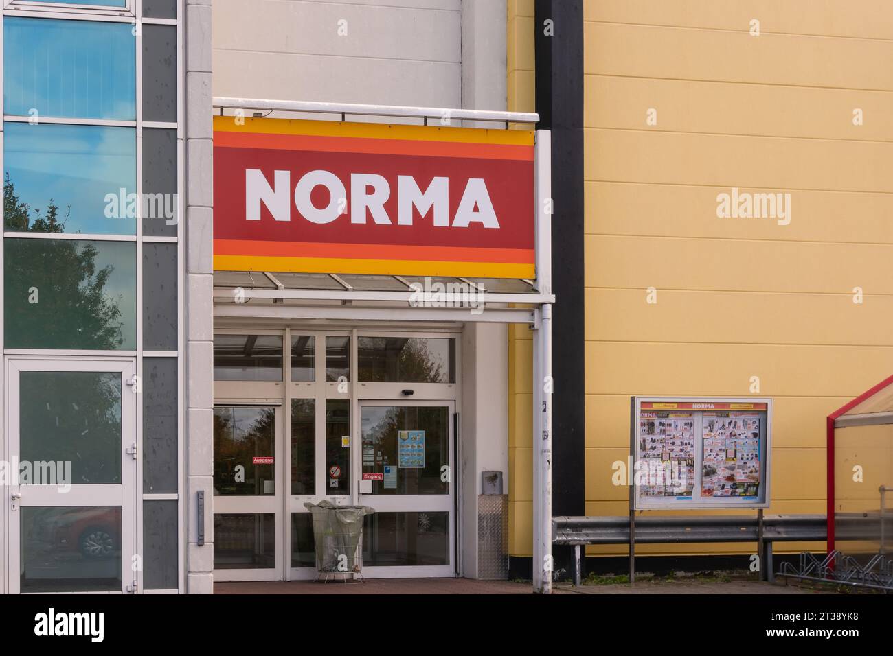 Neuwied, Deutschland - 21. Oktober 2023: Eingang des örtlichen NORMA-Geschäfts. Norma ist ein Lebensmittelgeschäft mit mehr als 1.300 Geschäften in Deutschland und anderen Ländern Stockfoto