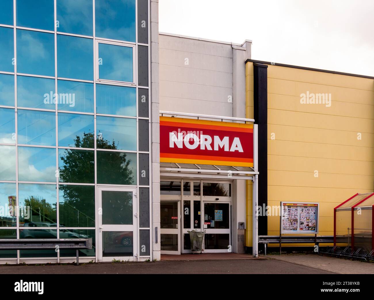 Neuwied, Deutschland - 21. Oktober 2023: Eingang und Fassade des örtlichen NORMA-Geschäfts. Norma ist ein Lebensmittelgeschäft mit mehr als 1.300 Geschäften in deutscher Sprache Stockfoto