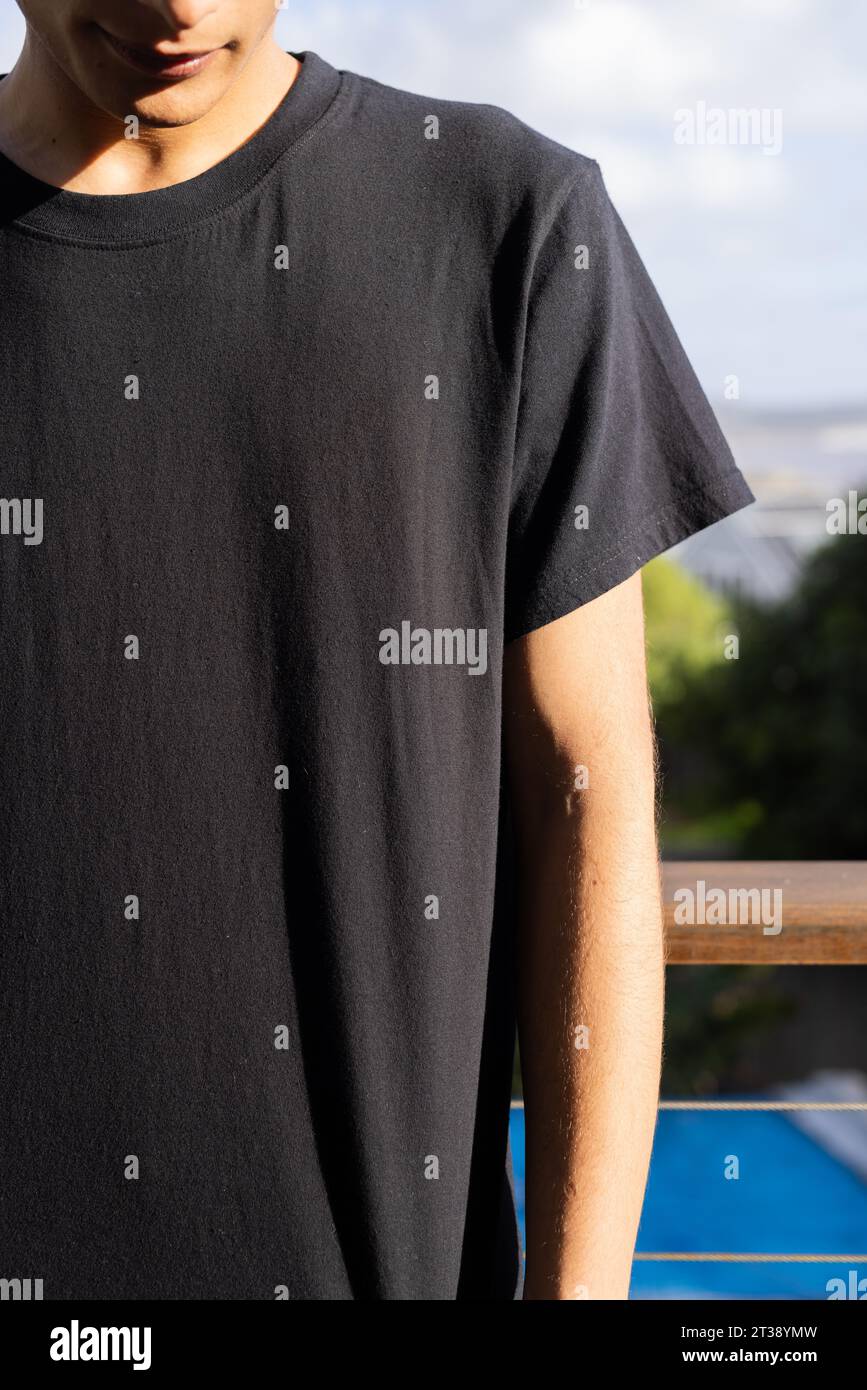 Vertikales Bild eines kaukasischen Mannes mit grauem Kurzarm-T-Shirt in der Natur mit Kopierraum Stockfoto