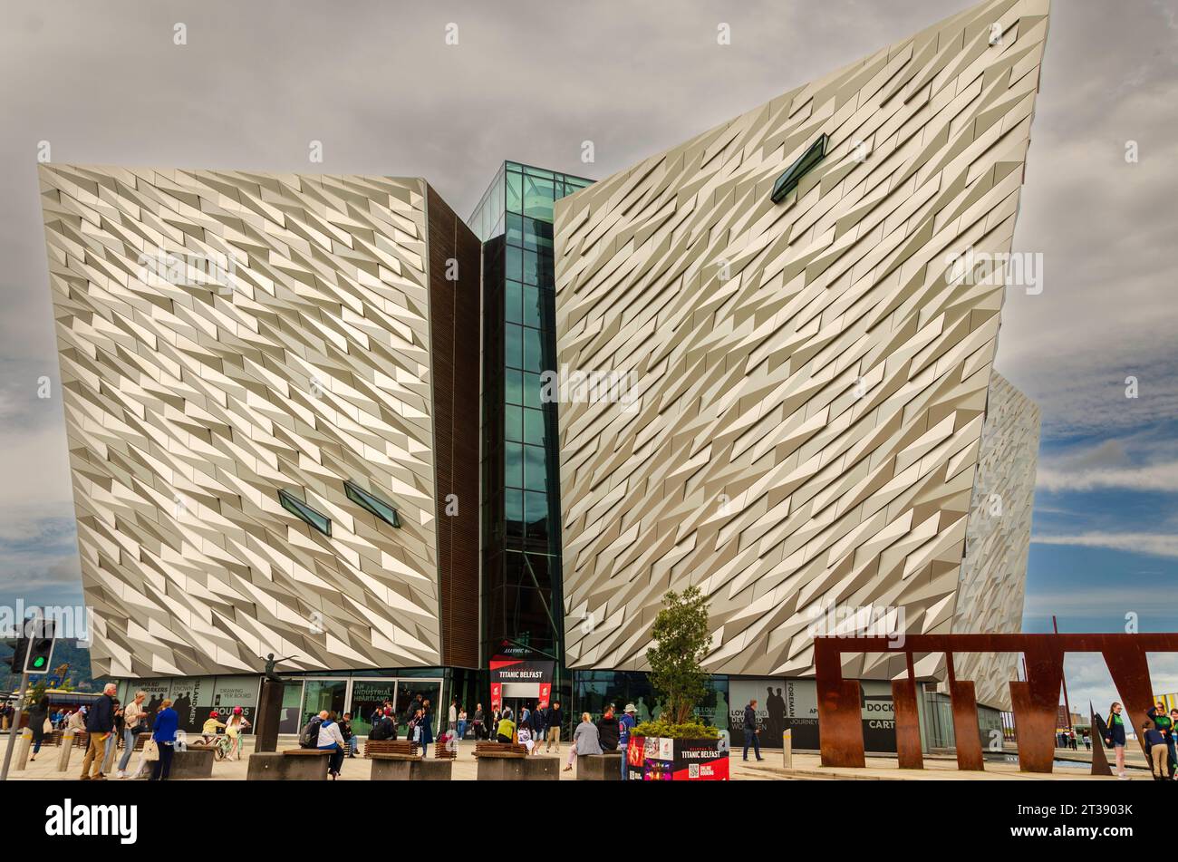 Belfast, County Down, Nordirland Juli 30 2023 - Vorderansicht des Titanic Building mit vielen Touristen an einem Festtag Stockfoto