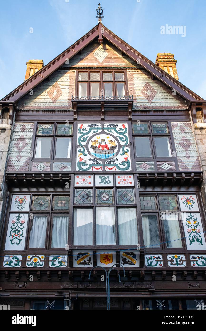 Tudor-Gebäude mit Fachwerk am frühen Morgen. Dartmouth, Devon, England Stockfoto